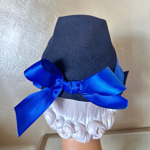 CLASSIC 1930s' NAVY CLOCHE WITH ROYAL BLUE BAND/BOW + JEWEL BROOCH - Picture 8 of 15
